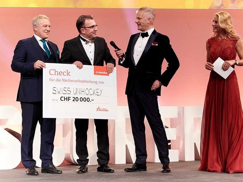 Swiss Unihockey reçoit un chèque lors du gala Topscorer Mobilière 2018