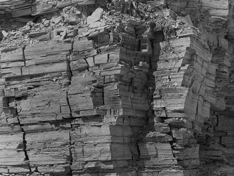 una torre in pietra grigia nell’esposizione «Arte e sostenibilità» presso la Mobiliare 