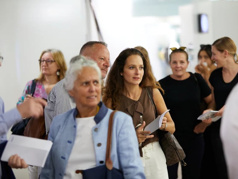 Visiteurs de l’exposition «L’art et le développement durable à la Mobilière»
