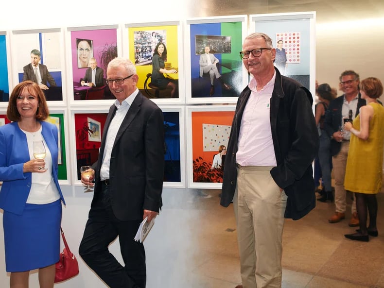 trois personnes devant leurs tableaux à l’exposition «Art et développement durable à la Mobilière»