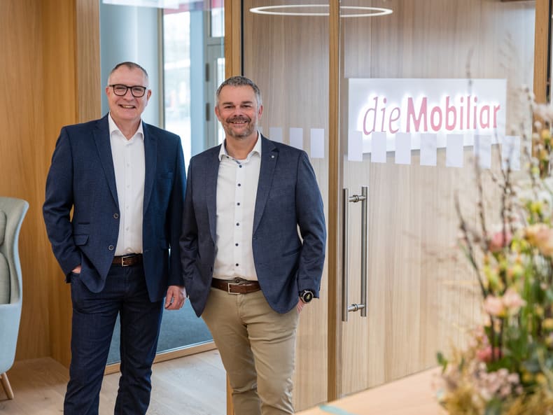 Generalagent Rolf Thumm und Verkaufsleiter Stephan Köpfli freuen sich, die Kundinnen und Kunden am neuen Standort willkommen zu heissen.