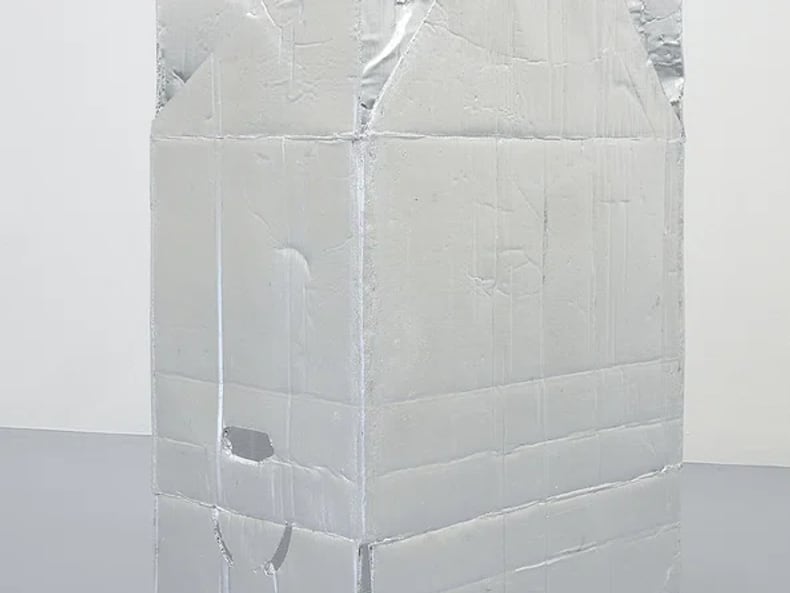 una scatola di cartone laccata argentea nella mostra «Arte e sostenibilità» presso la Mobiliare 