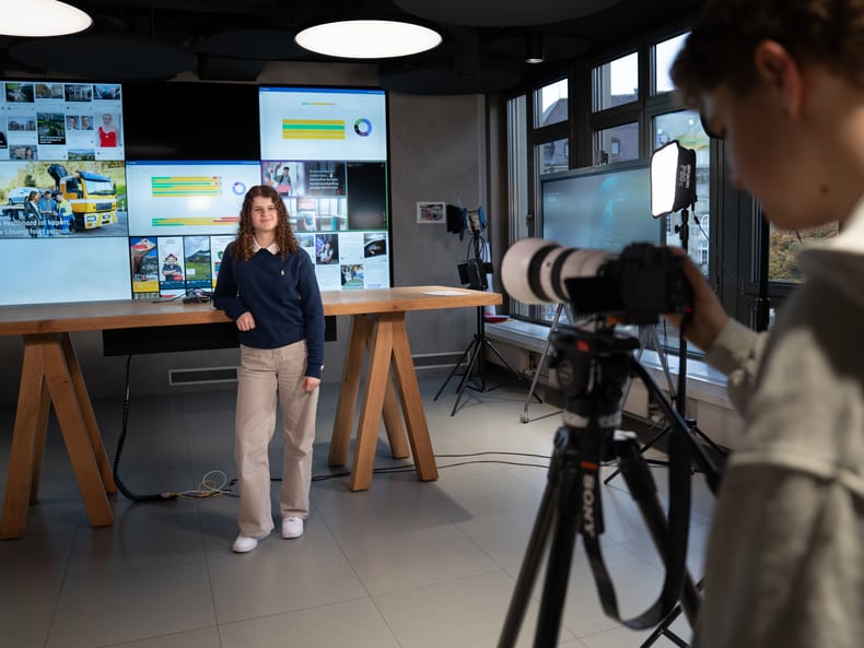 Jugendliche wird von Jugendlichem fotografiert