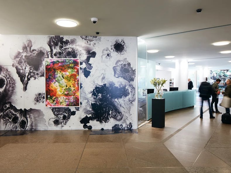 un’opera d’arte a colori su sfondo bianco e nero all’esposizione «Arte e sostenibilità» presso la Mobiliare 