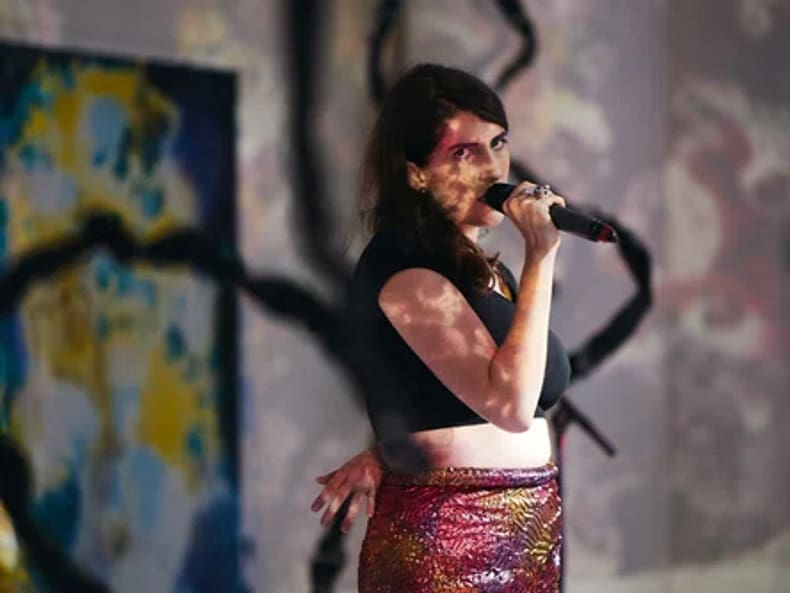 Discorso davanti ai dipinti nella mostra Arte e sostenibilità alla Mobiliare 