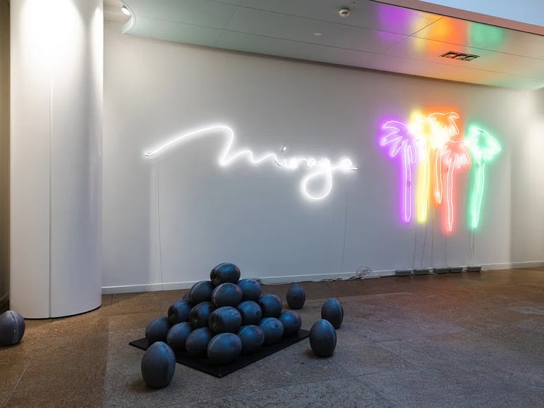 Le scritte LED nella mostra Arte e sostenibilità presso la Mobiliare 