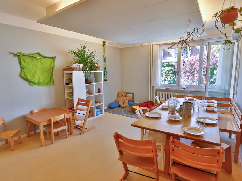 Das Esszimmer mit Geschirr auf dem Tisch