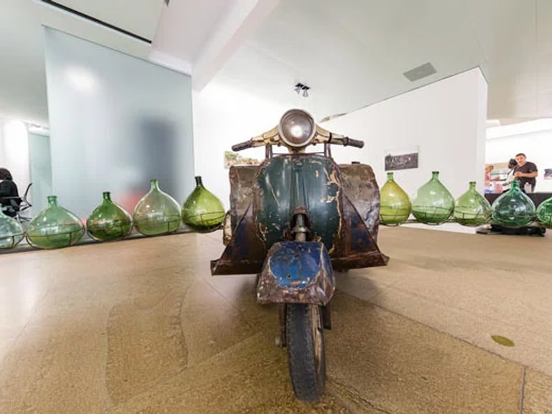 Moto con vasi verdi su entrambi i lati alla mostra «Arte e sostenibilità» presso la Mobiliare
