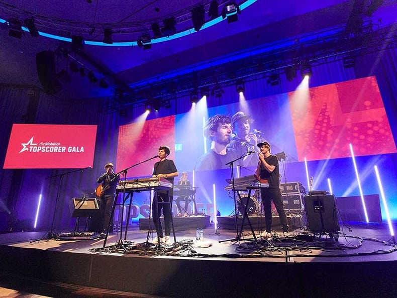 Un groupe de musiciens se produit sur scène lors du gala Topscorer Mobilière 2018