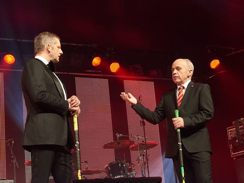 Ueli Maurer und der Moderator an der Mobiliar Topscorer Gala 2014
