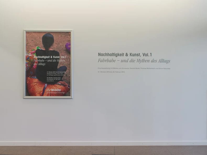 Titel der Ausstellung an der Wand neben einer Fotografie