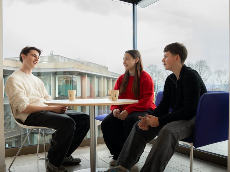 Les jeunes font une pause ensemble