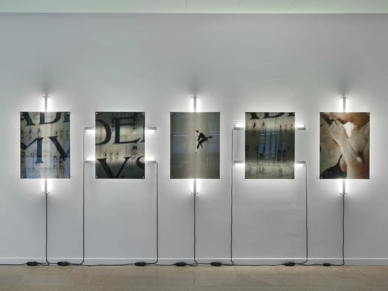 fünf schwarz-weisse Lichterboxen mit Bildern in der Kunstausstellung der Mobiliar