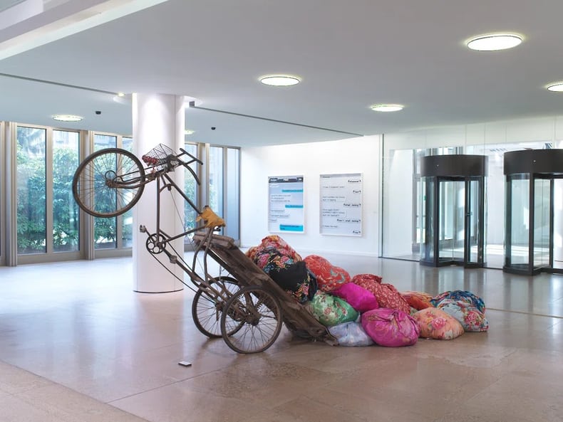 abstraktes Kunstwerk mit Fahrrad in der Ausstellung Kunst und Nachhaltigkeit der Mobiliar 