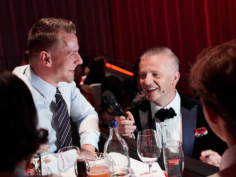 L’animateur et les participants participent à une discussion amusante lors du gala Topscorer Mobilière 2018