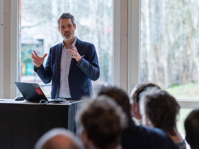 Une personne fait une présentation.