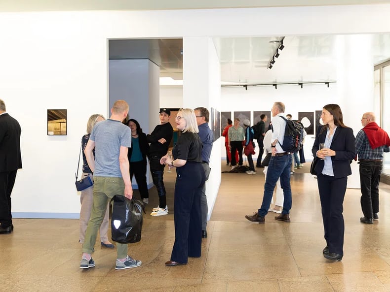 Visitatori e visitatori al vernissage della mostra Arte e sostenibilità presso la Mobiliare