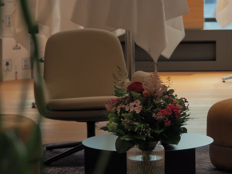 Blumenstrauss auf Tisch