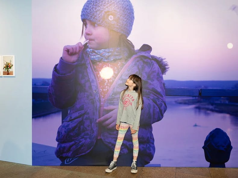 una ragazza davanti a un quadro durante il vernissage di Isabelle Krieg, durante la mostra «Arte e sostenibilità» presso la Mobiliare