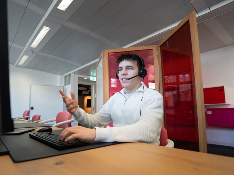 Jugendlicher am arbeiten