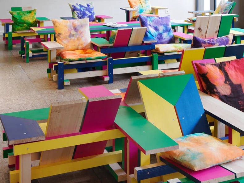 farbige Stühle in der Kunstausstellung der Mobiliar