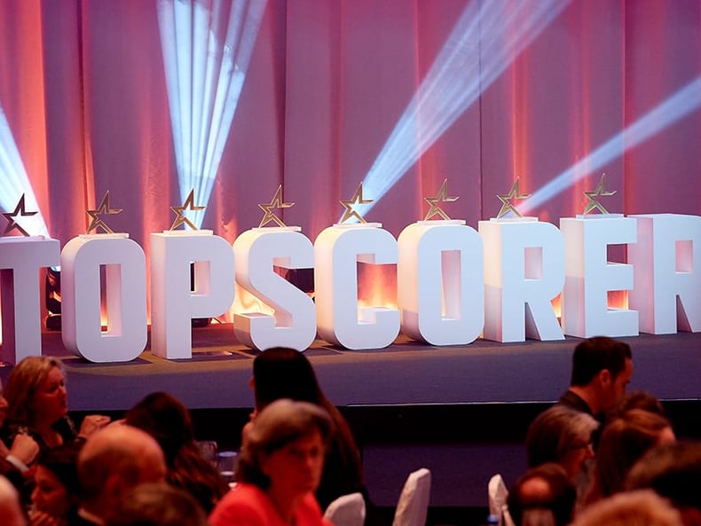 Il logo Topscorer con i trofei al Topscorer Gala 2017 Mobiliare