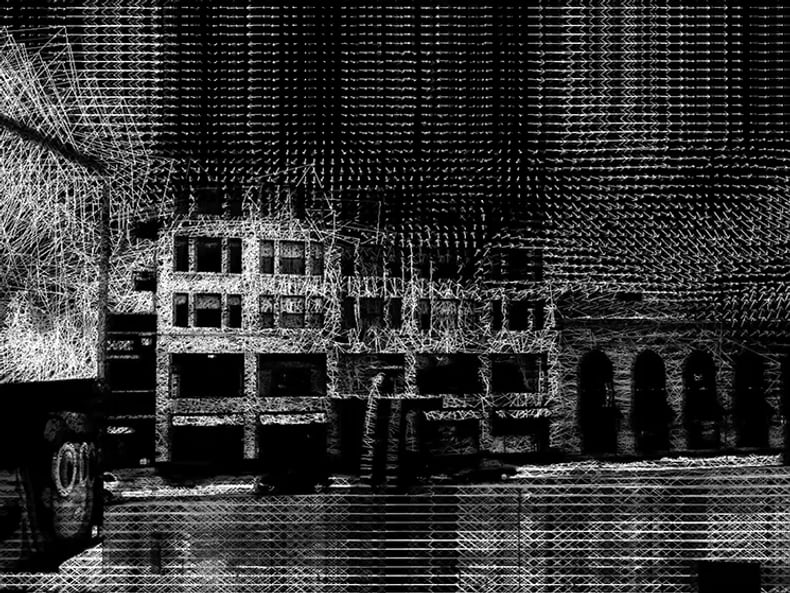 edificio bianco e nero all’esposizione Arte e sostenibilità presso la Mobiliare 