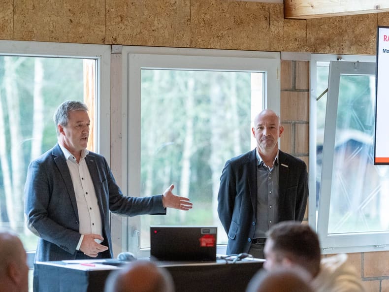 Deux personnes font une présentation.