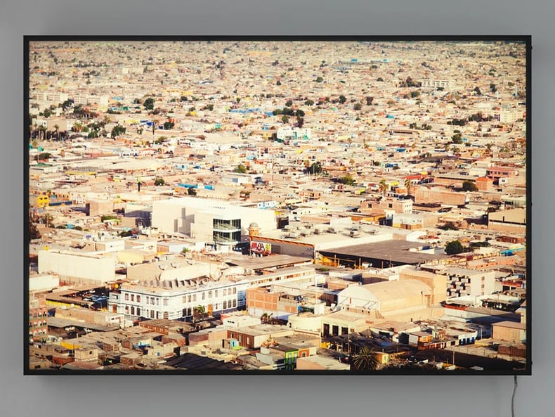 Foto di case in Cile nell’esposizione Arte e sostenibilità presso la Mobiliare 