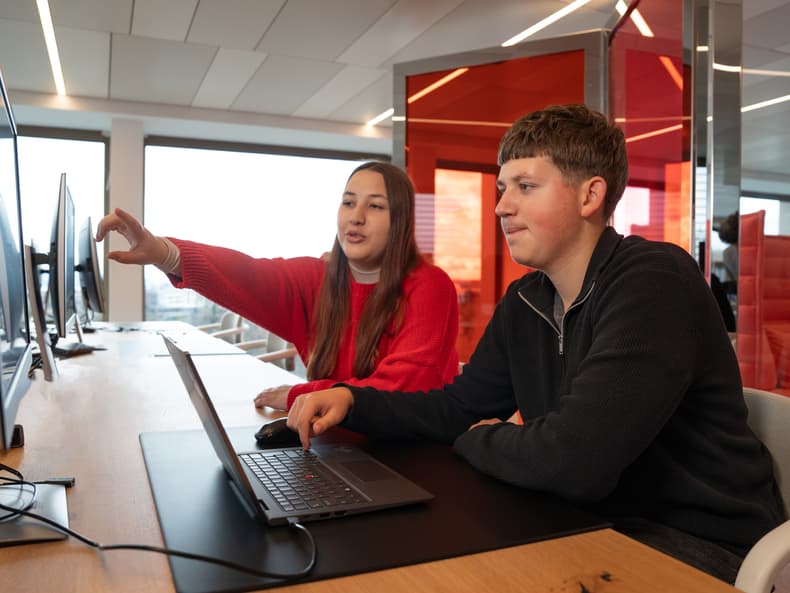 Les jeunes travaillent ensemble