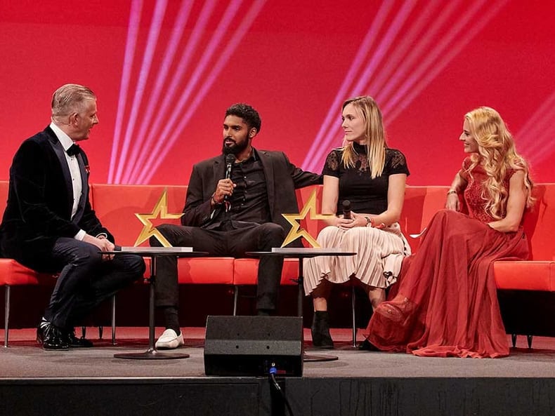 Les animatrices et les lauréats discutent lors du gala Topscorer Mobilière 2018