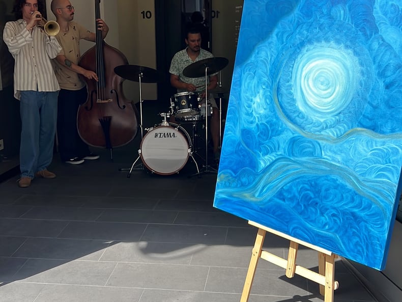 Gemälde im Vordergrund und Band im Hintergrund