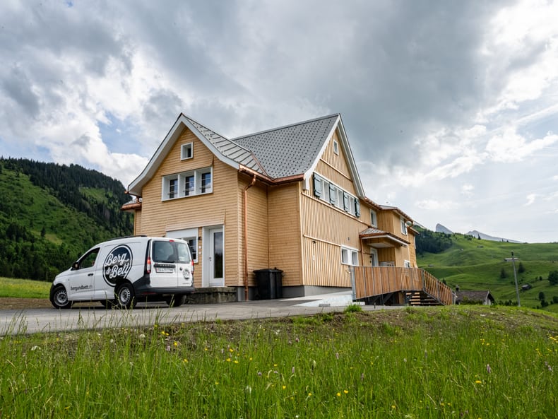 Blick auf das Lagerhaus Jennyhaus. Davor parkiert der Kastenwagen von Berg und Bett.