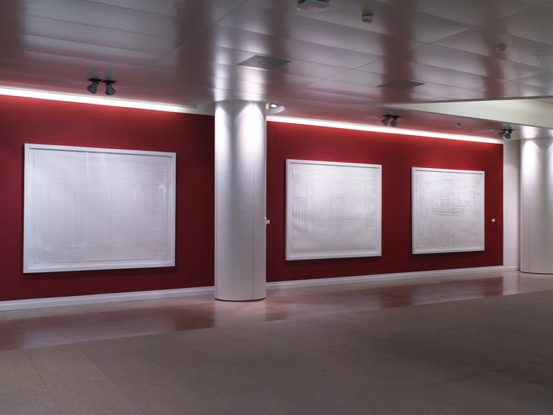 Fotografie dreier Werke in der Ausstellung Kunst und Nachhaltigkeit in der Mobiliar 