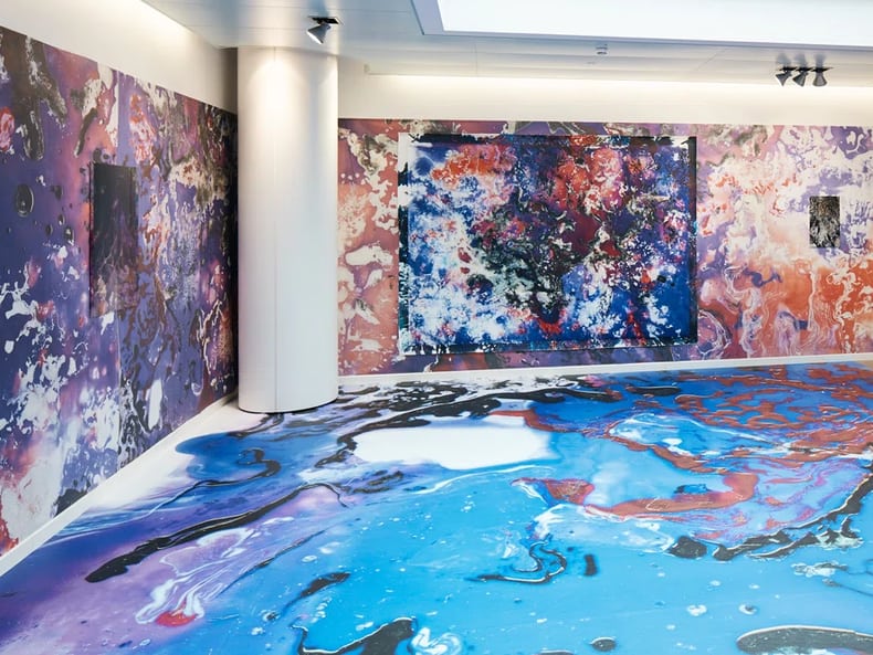 Le opere d’arte a colori nell’esposizioneArte e sostenibilità presso la Mobiliare 