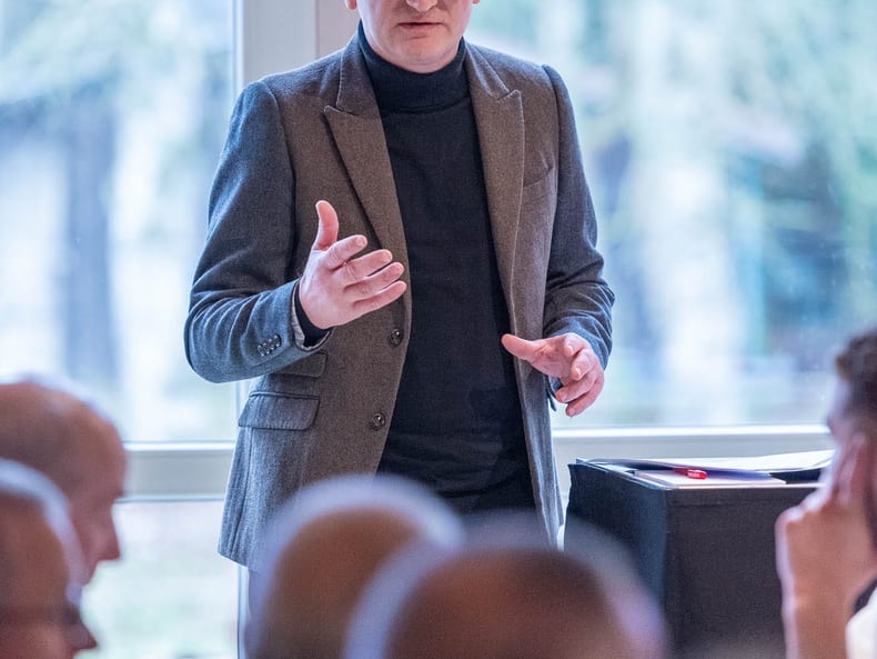 Une personne s’adresse au public