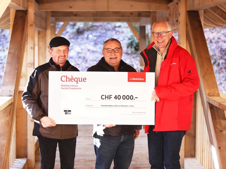 Remise du chèque avec Eric Barras (Syndic Châtel-sur-Montsalvens), Philippe Baeriswyl (Syndic Crésuz), Jacques Yerly (agent général de la Mobilière à Bulle)