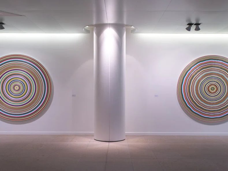 Fotografie zweier farbiger Kreise in der Ausstellung Kunst und Nachhaltigkeit in der Mobiliar 