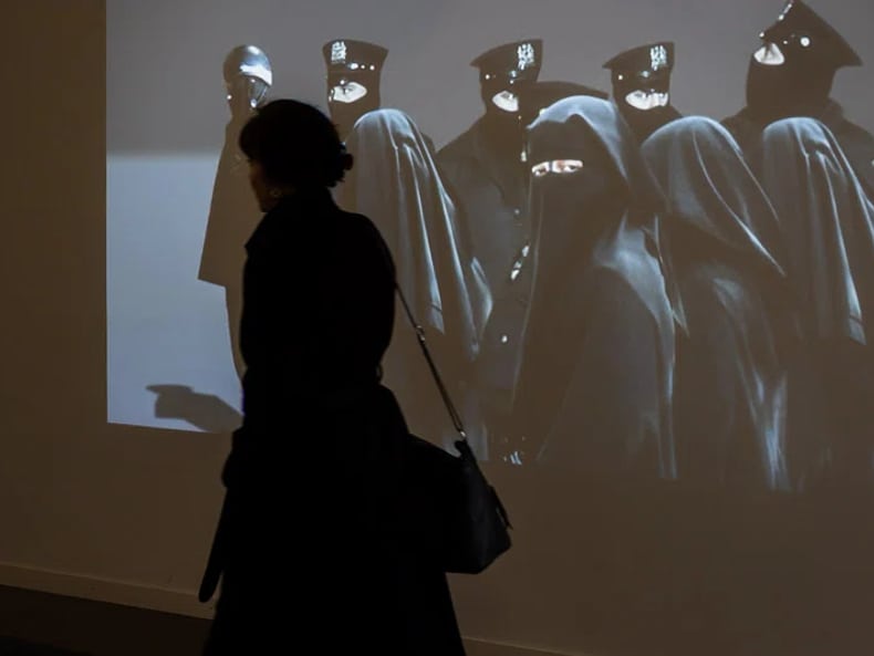 Une femme devant un vidéoprojecteur à l’exposition «L’art et le développement durable à la Mobilière» 