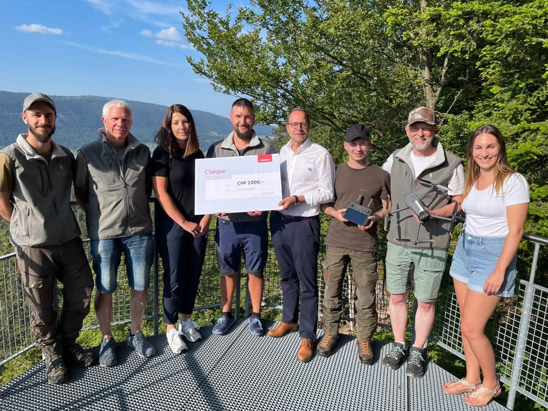 L’agence générale de Moutier avec un chèque en main