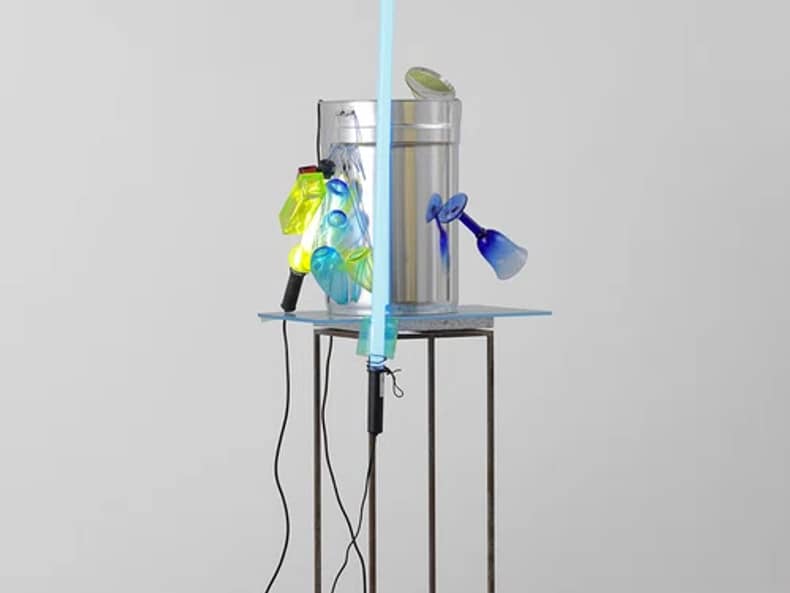 Statua in metallo e plastica nella mostra Arte e sostenibilità presso la Mobiliare 