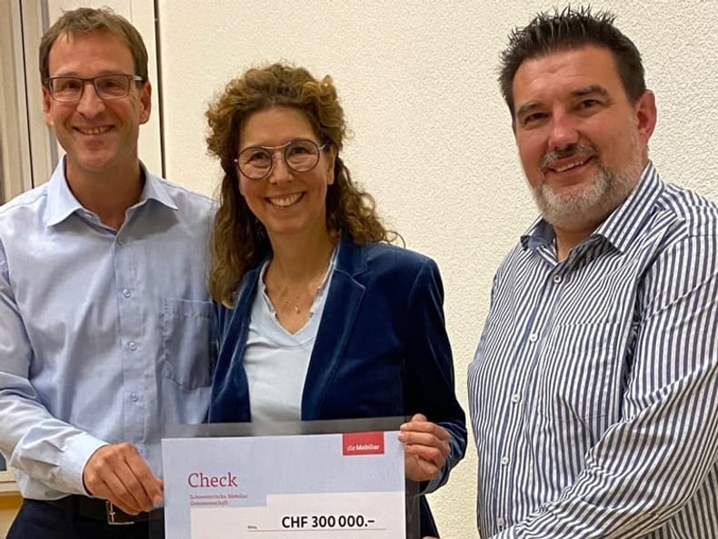 Roger Schneider (links), Generalagent der Mobiliar Rheinfelden, mit Versicherungs- und Vorsorgeberater Christian Bär und Frau Gemeindeammann Marion Wegner-Hänggi bei der Checkübergabe.