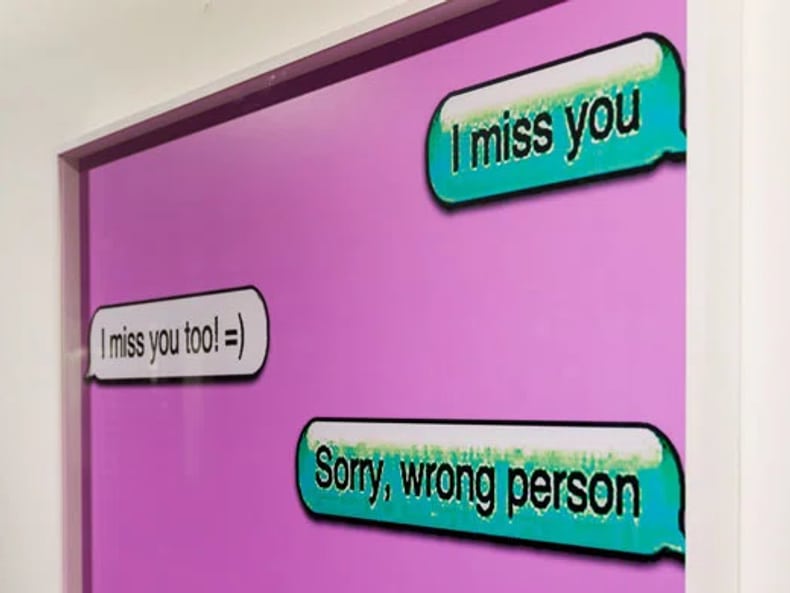 Bild eines Chats auf Englisch in der Ausstellung Kunst und Nachhaltigkeit in der Mobiliar 