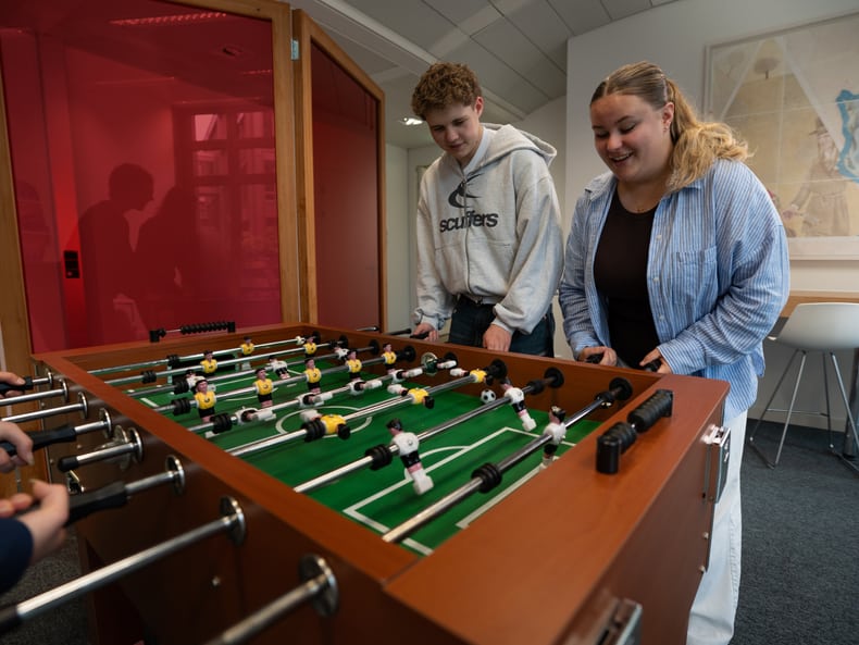 Jugendliche spielen Tischfussball