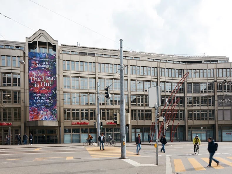 la Mobiliare dall’esterno alla mostraArte e sostenibilità presso la Mobiliare 