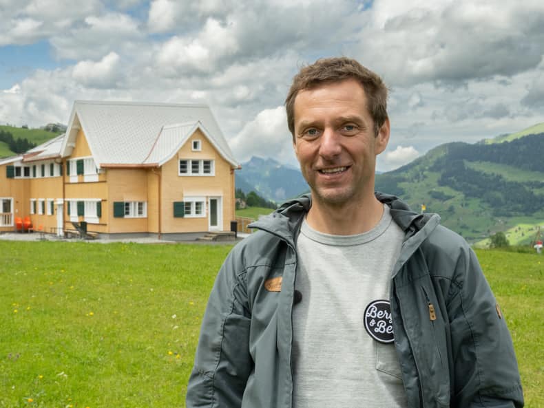 Berg & Bett-Geschäftsführer Jörg Steiner vor dem Gruppenhaus Jennyhaus.