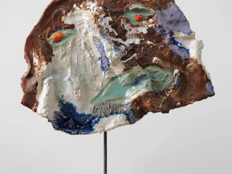 Un volto dai resti di colore alla mostra Arte e sostenibilità presso la Mobiliare 