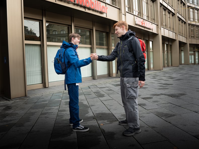 Jugendliche begrüssen sich
