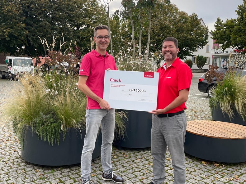 2 Personen halten einen Mobiliar-Check.