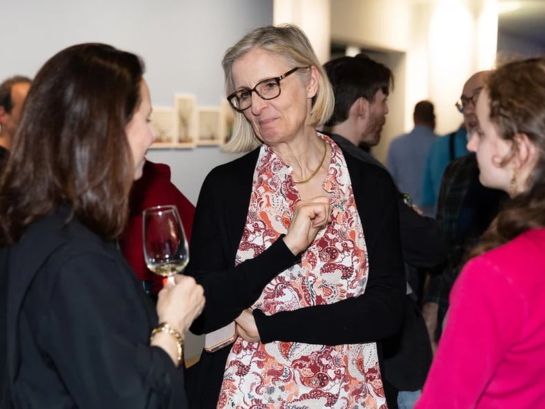 le partecipanti al vernissage di Isabelle Krieg nell’ambito della mostra Arte e sostenibilità presso la Mobiliare